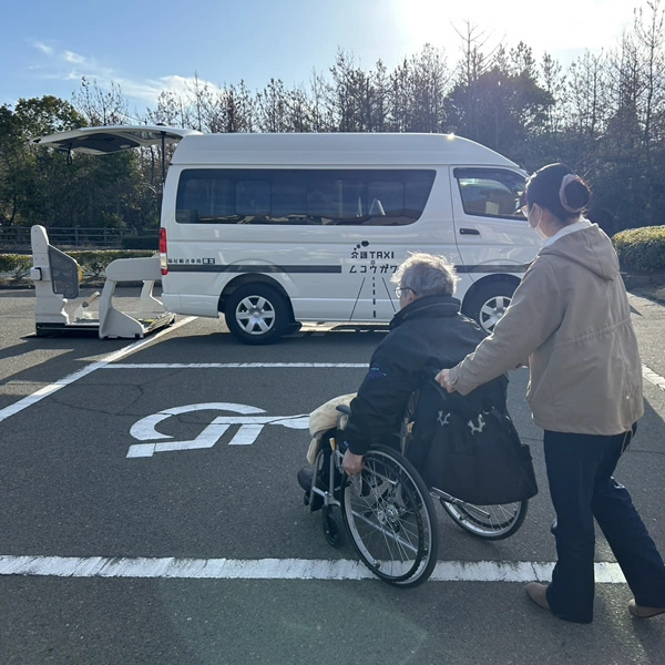 車両はバリアフリー設計で、車椅子のまま乗降車